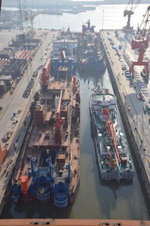 江蘇海新重工熱烈慶祝4艘船舶同日下水、出塢
