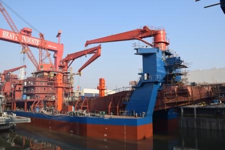 江蘇海新重工熱烈慶祝4艘船舶同日下水、出塢